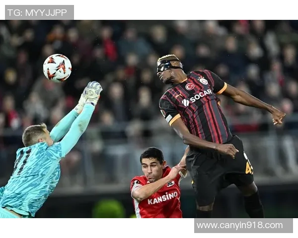 奥斯梅恩精彩头球助力那不勒斯战胜加拉塔萨雷再创佳绩 奥斯梅恩精彩头球助力那不勒斯战胜加拉塔萨雷再创佳绩