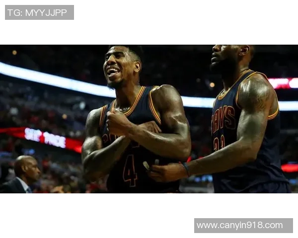 勒布朗-詹姆斯与队友合影庆祝胜利：篮球场上的荣耀时刻